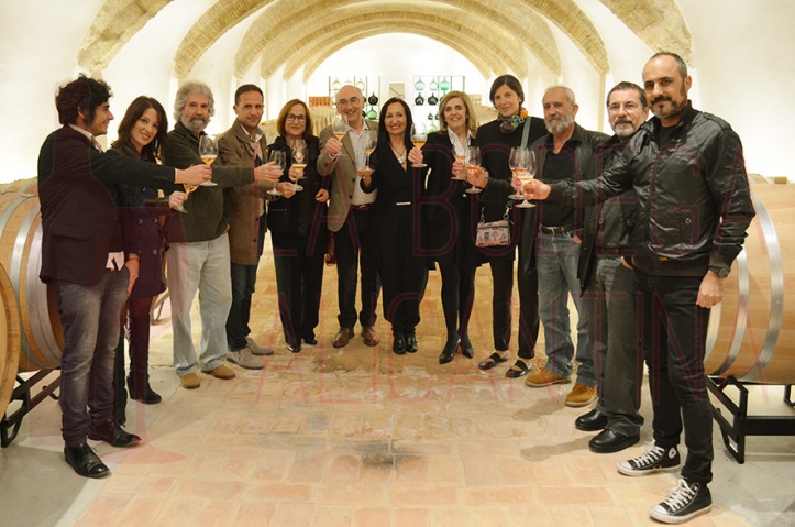 Foto de familia de los artistas junto al propietario de la bodega, el alcalde de Pinoso y la comisaria de la exposición. /LBA